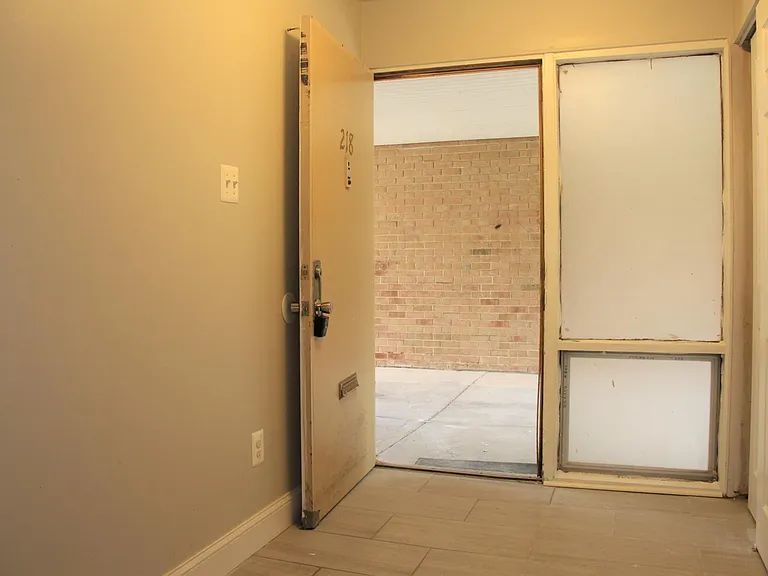 218 Centre Ave — Photo 18