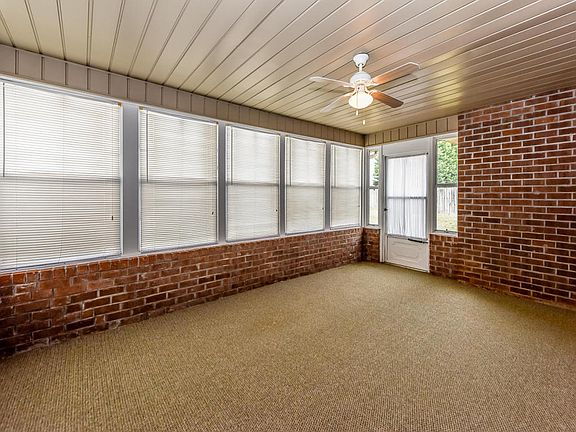 5th image of 2315 Portland Dr