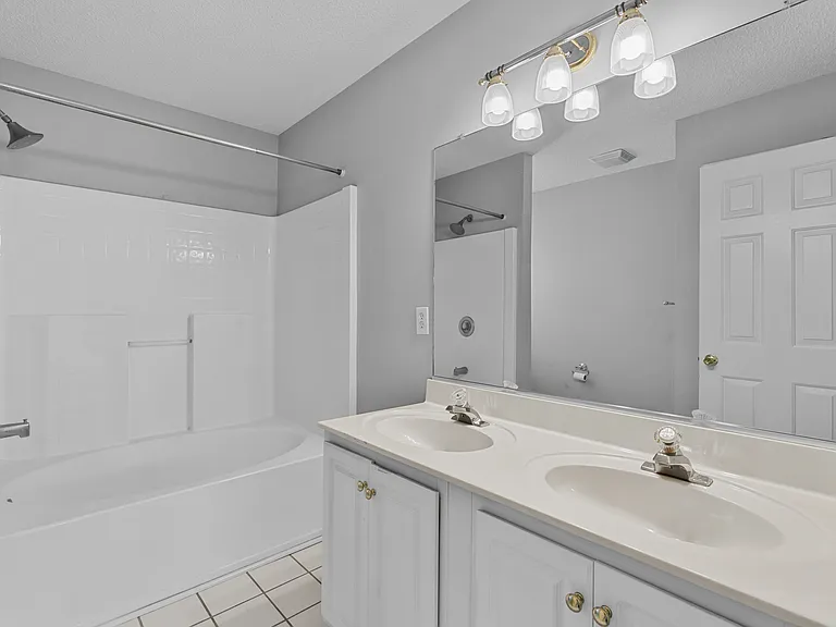 4035 Lenora Dr — Photo 9