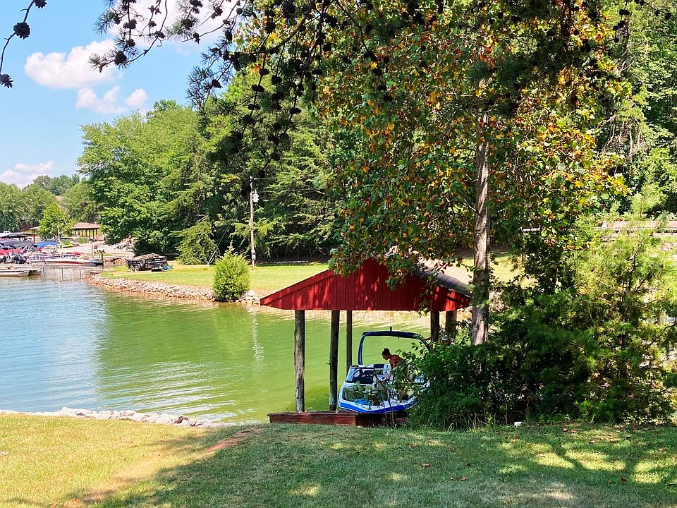 1st image of 107 Gross Point Dr