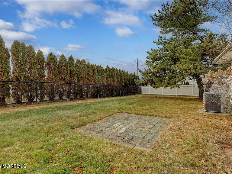 8 Pullman Ave — Photo 45