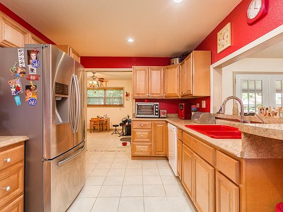 GREAT OPEN AREA IN KITCHEN NICE CABINETS FLEX ROOM OFF KITCHEN