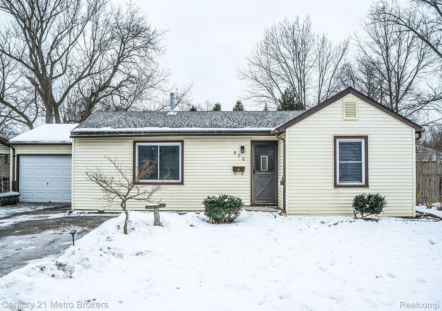 570 Helen St photo 1