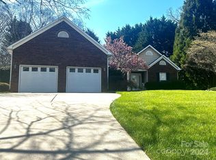 4417 Steeple Chase Dr, Hickory, NC 28601