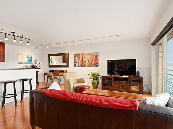 4th image of 733 Lake St S APT 204