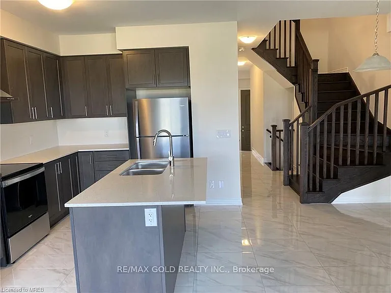 27 Stonehill Ave — Photo 3