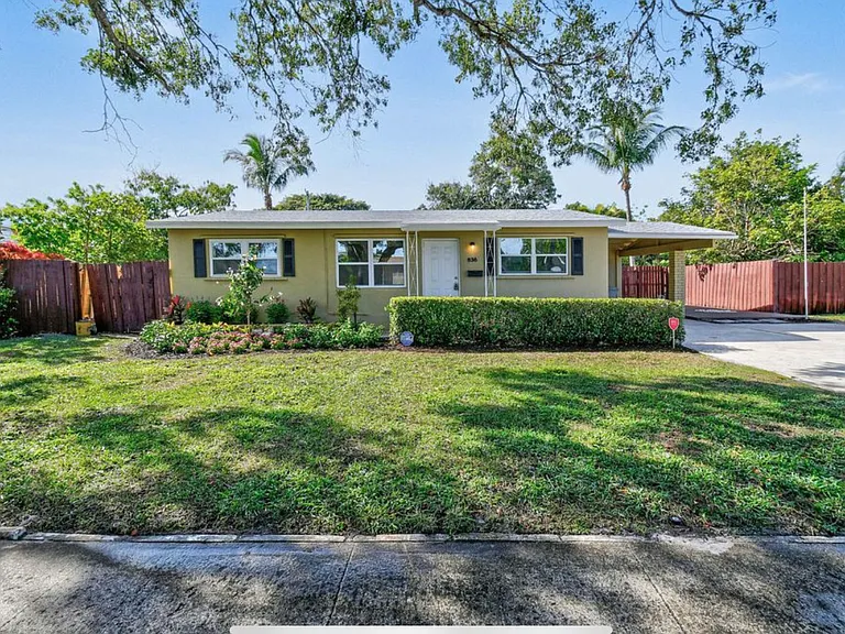 836 Evergreen Dr — Photo 1