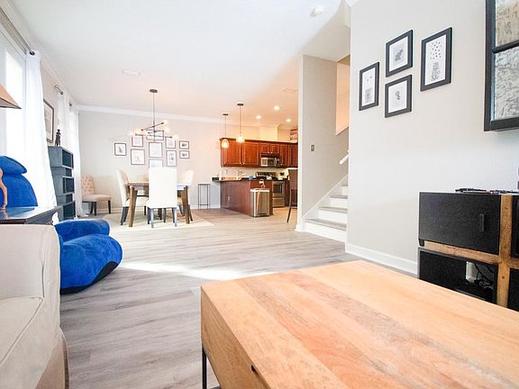 2nd image of 406 S Melville Ave
