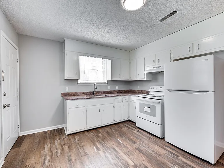 537B Raleigh Dr — Photo 2
