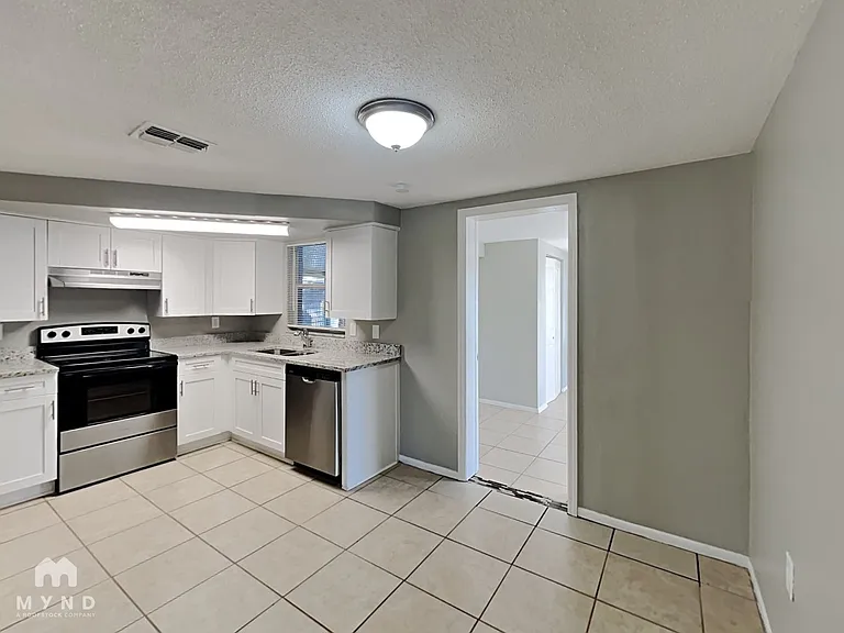 9136 Suffolk Ln — Photo 4