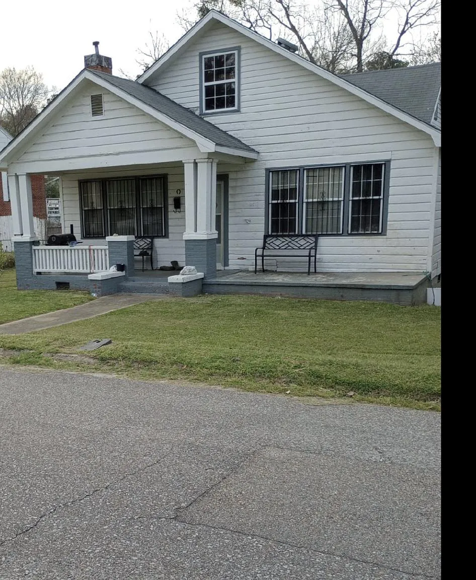 3 bed, 1.5 bath, 1387 sqft, $1,000 — Photo 1
