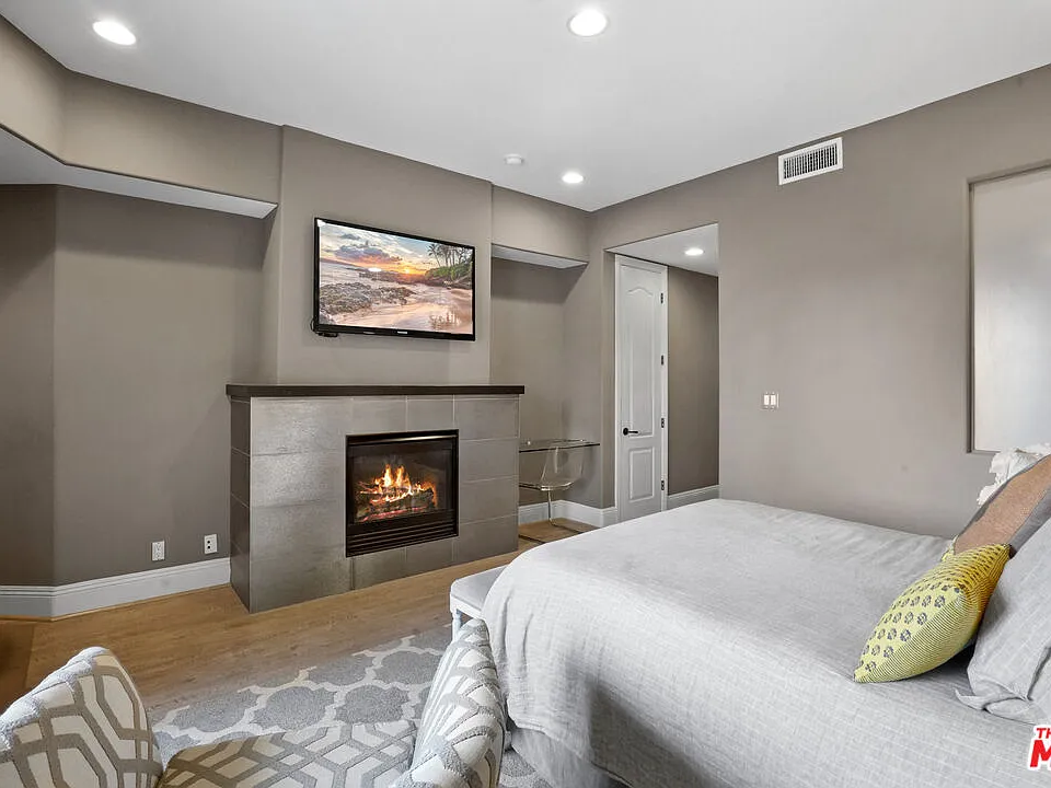 16123 Sunset Blvd #202