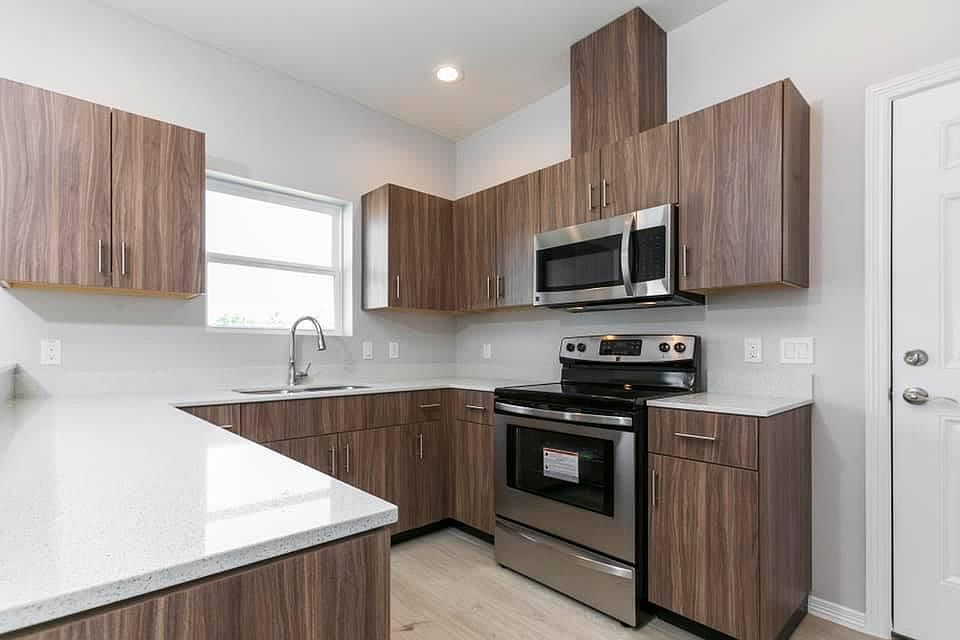 2nd image of 402 Newport Ave APT 1