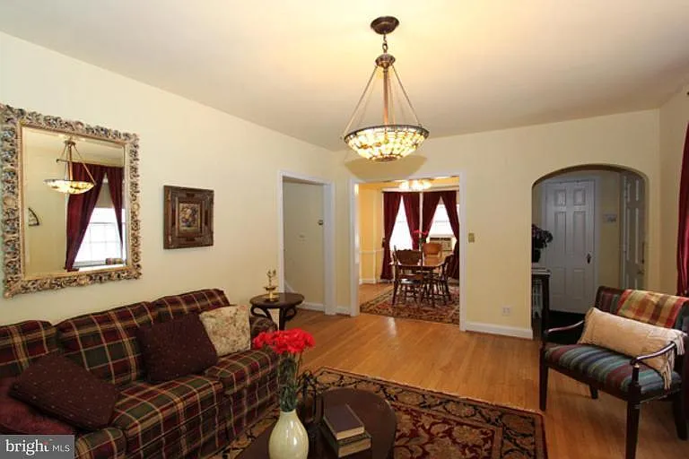 108 N Brook Ln — Photo 5