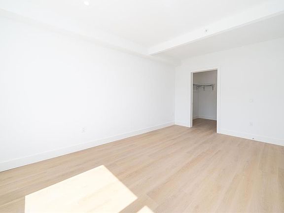 5th image of 3321 Liberty Ave #312
