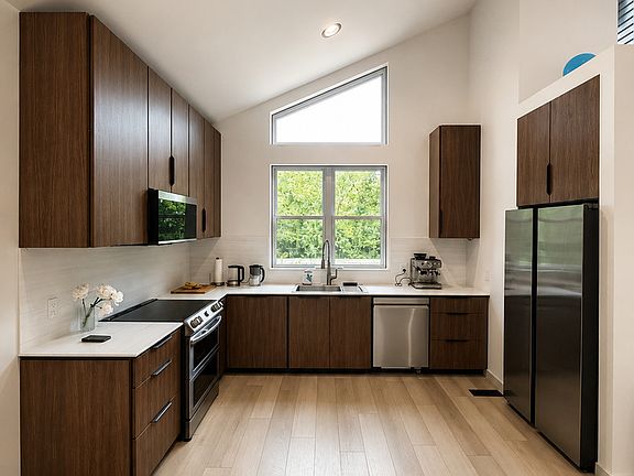 3rd image of 20 Timberlane Dr