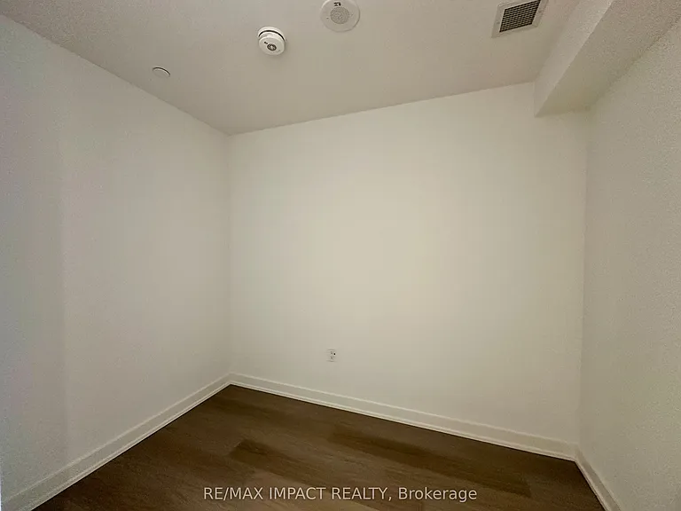 448 Burnhamthorpe Rd W — Photo 10