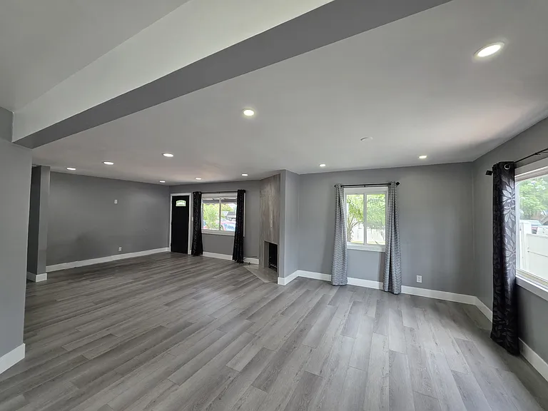 7523 Darby Ave — Photo 6