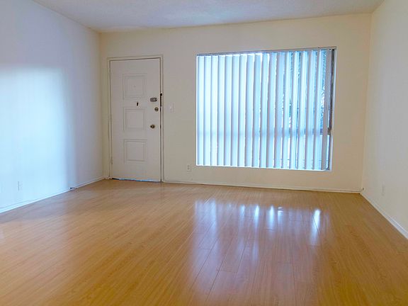 4th image of 914 N Ogden Dr APT 1
