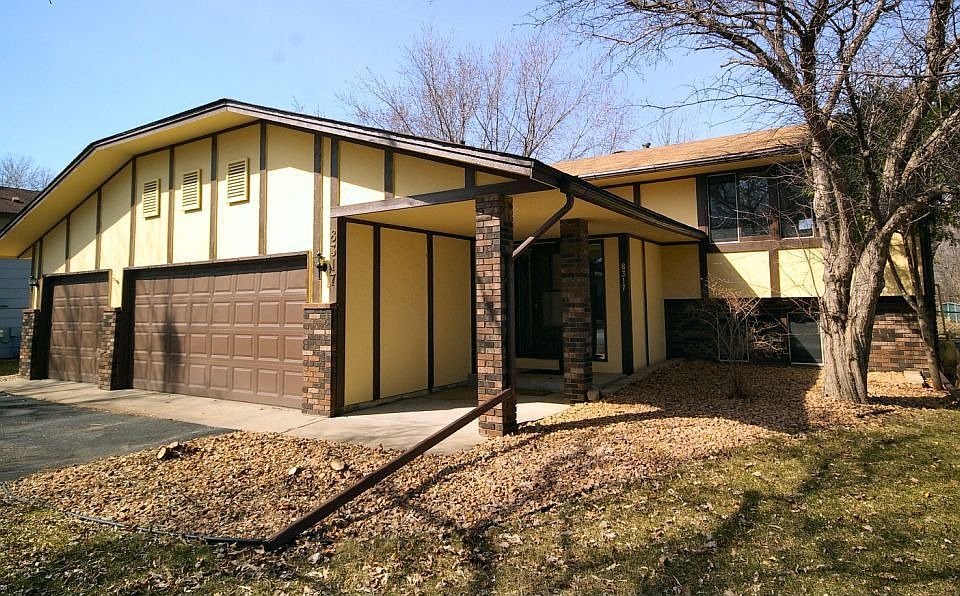 front yard, 3 car garage