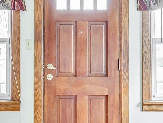 4th image of 44 E Woodsdale Ave