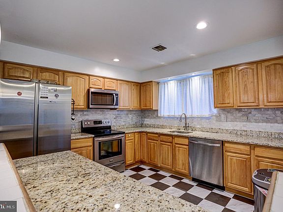 5th image of 97 Palace Ct