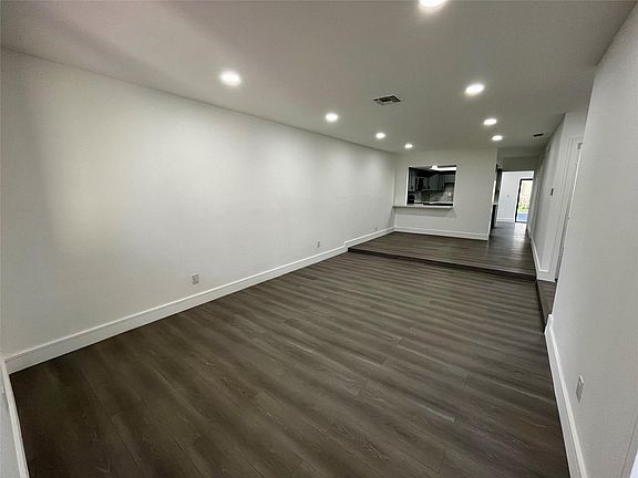 4th image of 10901 NW 41st Drive