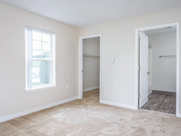 Suzann Plaza Apartments — Photo 34