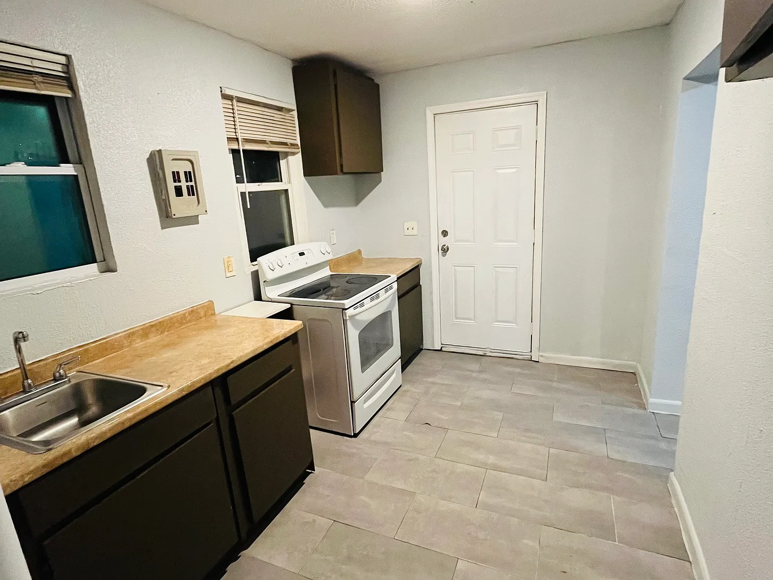 920 E Seneca Ave — Photo 3
