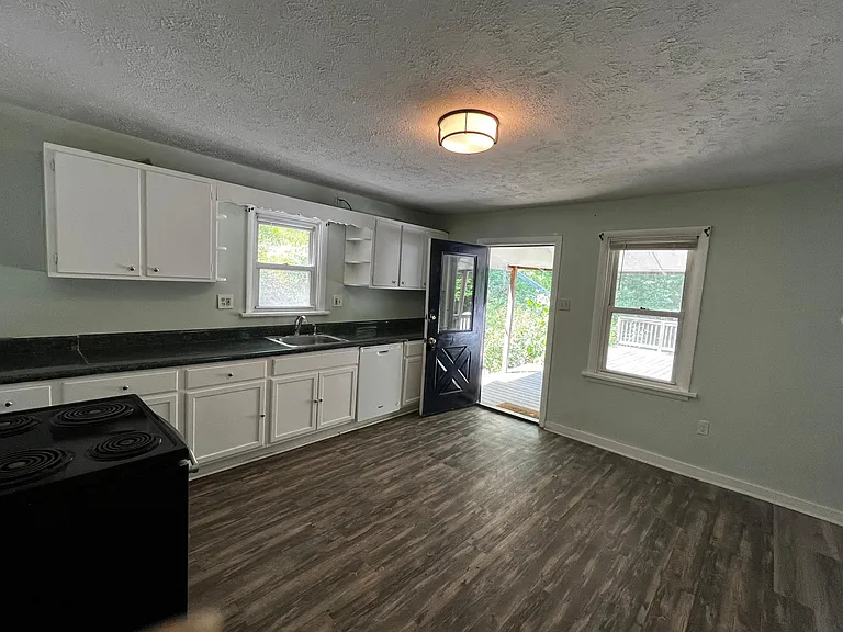 408 McDade Ln — Photo 14