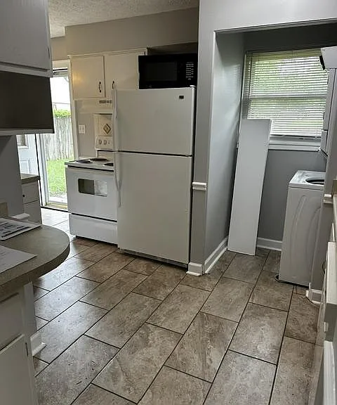 4208 Prince Ln — Photo 2