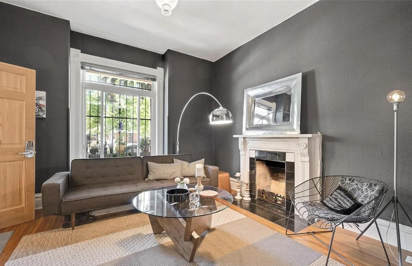 1 bed, 850 sqft, $1,900 — Photo 1