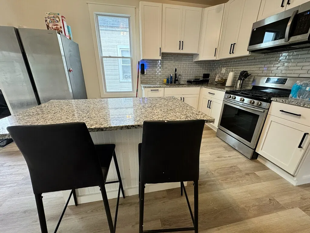 3 bed, 1250 sqft, $2,500 — Photo 4