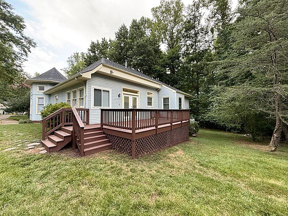 3rd image of 140 White Oak Cir