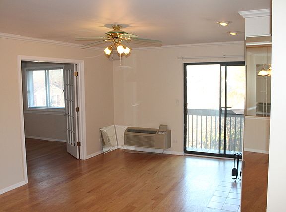 4th image of 800 N Lakeside Dr APT 3C