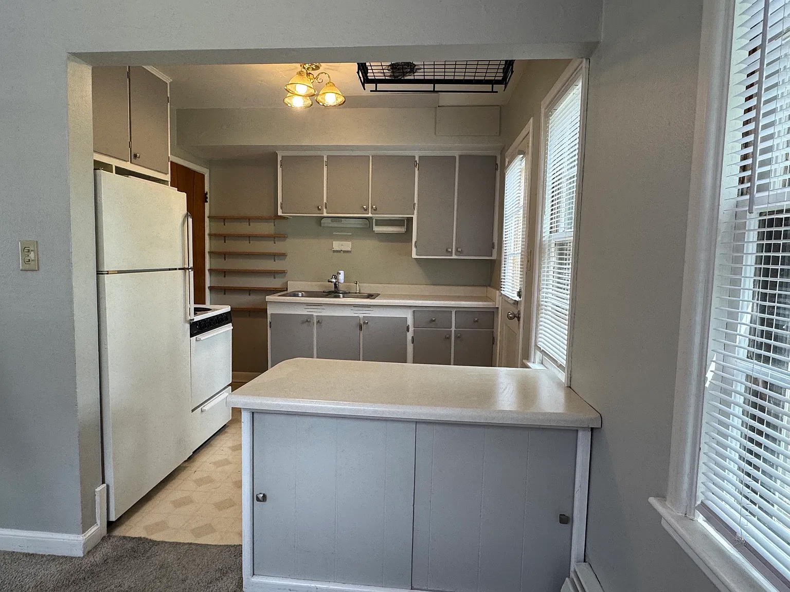 2 bed, 1.5 bath, 884 sqft, $1,050 — Photo 2