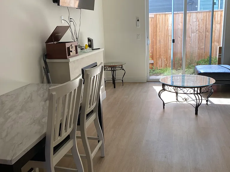 7519 N Clarendon Ave #4 — Photo 2