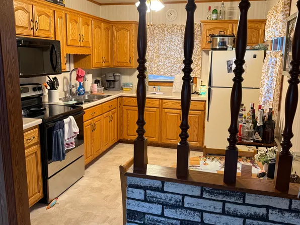 908 S 36th St, Manitowoc, WI 54220