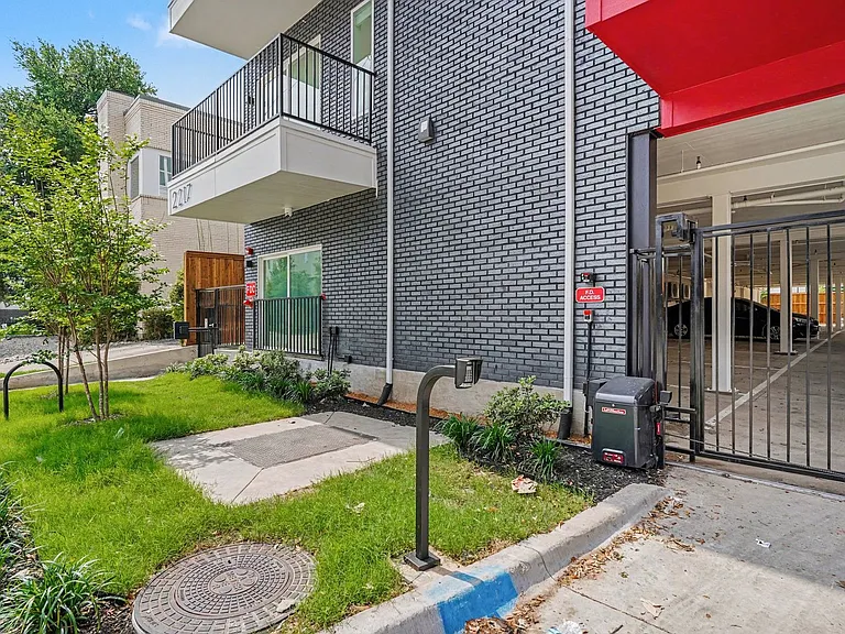 2217 N Fitzhugh Ave #303 — Photo 35