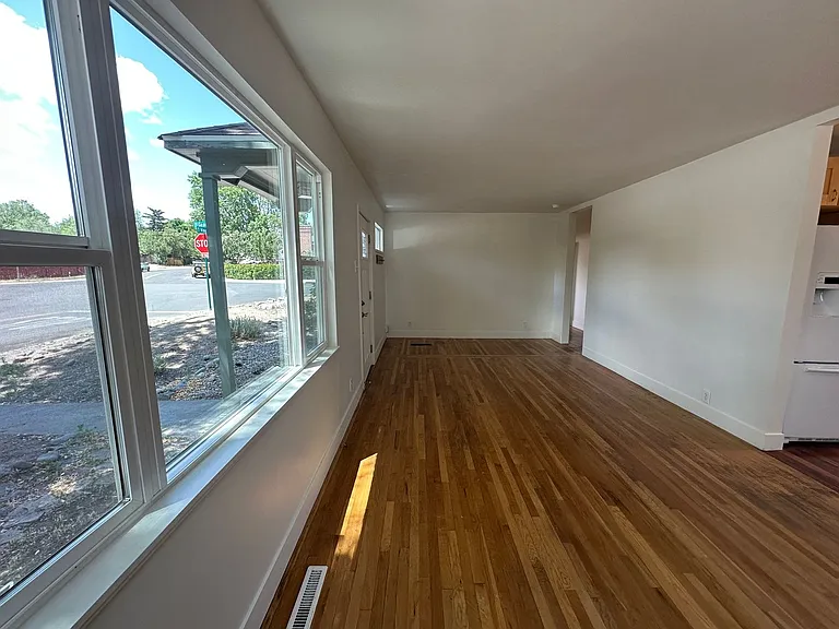 982 Vine St — Photo 2