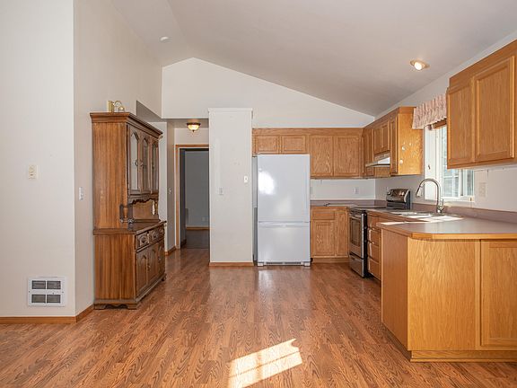 2nd image of 906 10th Ave E