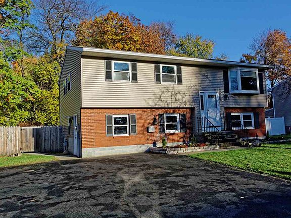 3rd image of 24 Lynn Dr
