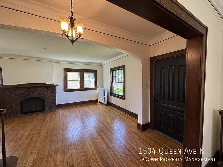1504 Queen Ave N — Photo 2