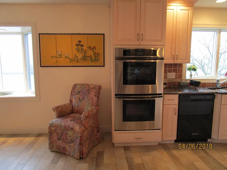 kitchen - Thermador double oven, dishwasher