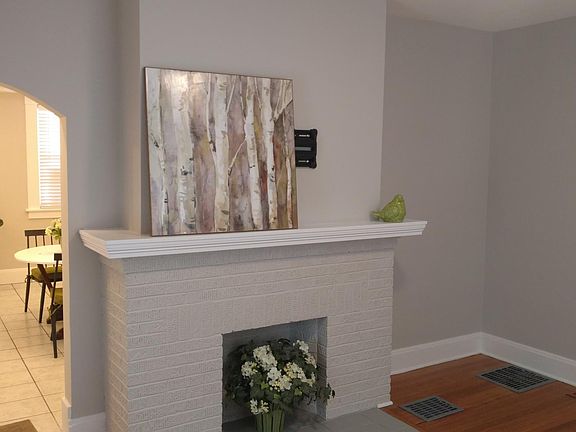Living Rm Decorative Fireplace and TV Mount