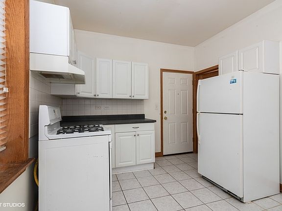 4th image of 819 S Carpenter St APT 3F