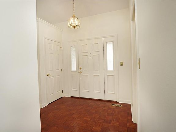 3rd image of 220 Norman Ln