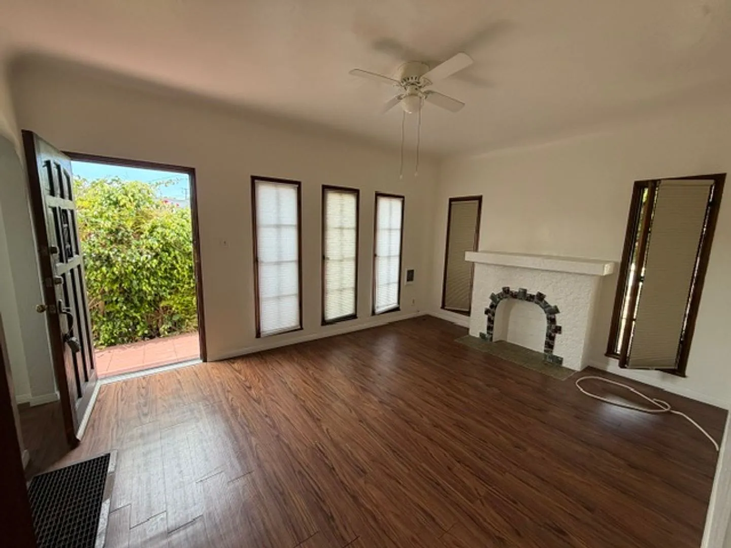Beautiful Old Town Classic Bungalow! — Photo 4