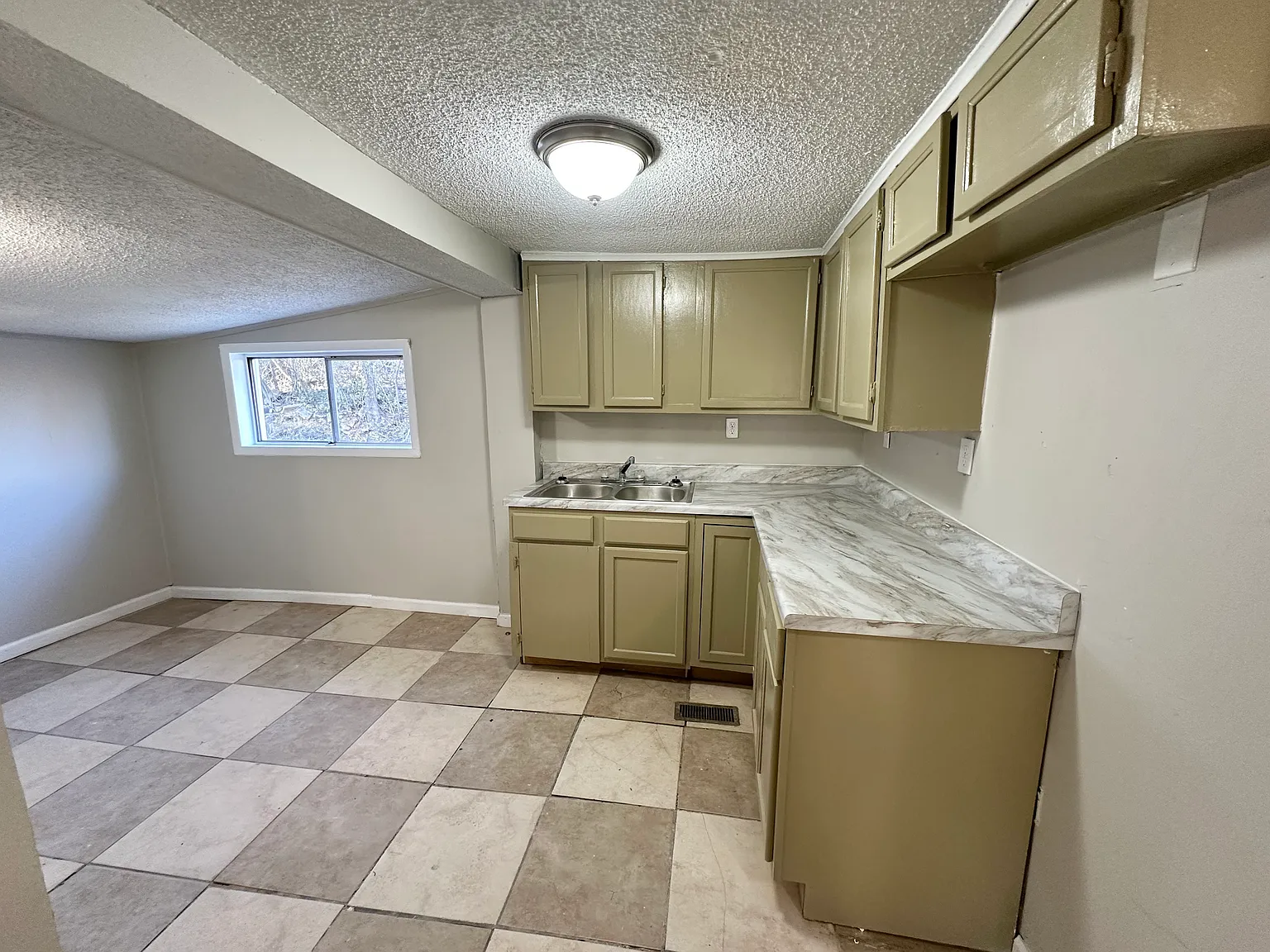 4 bed, 1146 sqft, $1,000 — Photo 3