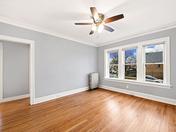 4th image of 2416-22 N Kilbourn Ave #1